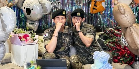 Bawa Dirinya Sebagai Hadiah, Jin BTS Bikin Kejutan Manis di Weverse Live RM dan V Usai Wamil