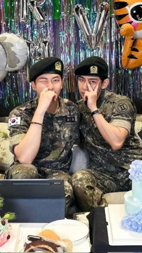 Bawa Dirinya Sebagai Hadiah, Jin BTS Bikin Kejutan Manis di Weverse Live RM dan V Usai Wamil