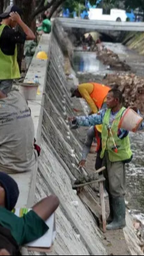 FOTO: Memantau Progres Perbaikan Turap di Pecahan Kali Ciliwung Ditargetkan Rampung pada September 2025