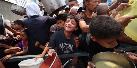 FOTO: Jeritan Anak-Anak Kelaparan di Jalur Gaza saat Berebut Makanan