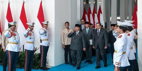 VIDEO: Gestur SBY Senyumi Prabowo Cerita Masa Taruna TNI 
