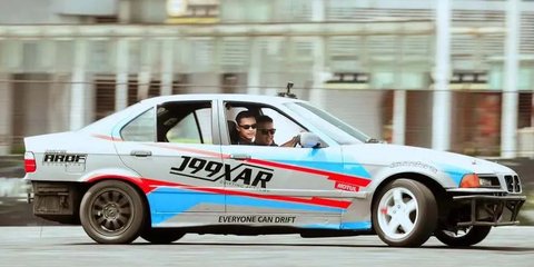 Ganteng Banget Sampai Bikin Salfok, 7 Potret Arhan Pratama Latihan Drifting Bareng Pembalap Rifat Sungkar