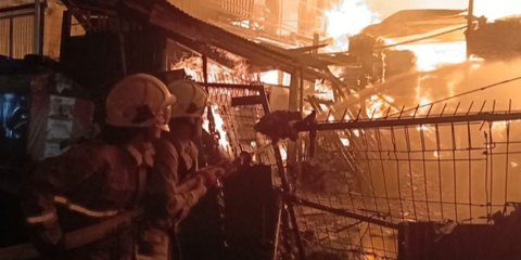 Terbakar Cemburu, Suami Bakar Rumah Istri Usai Pergoki Selingkuh Sesama Perempuan