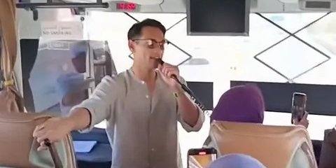 Momen Afgan Mendadak Diminta Nyanyi Sesama Jemaah Haji, Suaranya Tetap Merdu Walau Cuma Pakai Mic Bus