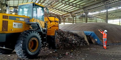 PLN EPI Gandeng Pandawara dan Mapala Angkut 27 Ton Sampah dari Teluk Labuan