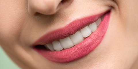 Hati-Hati! Tips Viral Memutihkan Gigi dengan Bahan Alami Bisa Rusak Gusi