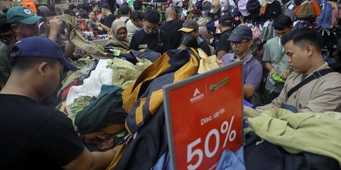 FOTO: Akhir Pekan, Pengunjung Berburu Perlengkapan Outdoor di Indofest 2025