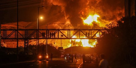 FOTO:  Serangan Udara Israel Memicu Kebakaran Besar Depot Minyak di Teheran