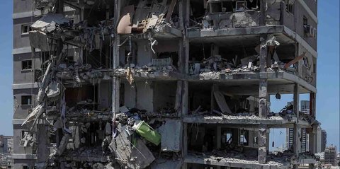 FOTO: Pemandangan Mengenaskan, Rudal Balistik Iran Hancurkan Bangunan di Kota Bat Yam Israel
