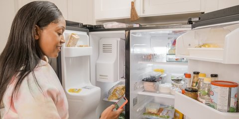 Jangan Simpan Susu di Sini! Kesalahan Fatal Menyimpan Makanan di Pintu Kulkas yang Perlu Anda Hindari