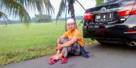 Duduk Ngemper di Pinggir Jalan Dekat Sawah Ustaz Das'ad Latif Beri Pesan Mendalam Soal Rindu Kampung