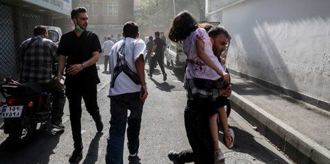 FOTO: Perang Memanas, Potret Warga Teheran Berlarian Akibat Serangan Israel