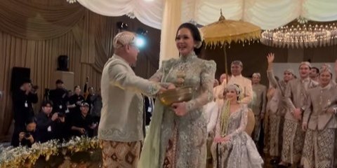 Potret Keseruan Maia Estianty dan Irwan Mussry di Momen Upacara Sawer Al Ghazali dan Alyssa Daguise, Heboh Bagi-Bagi Rezeki dengan Bahagia