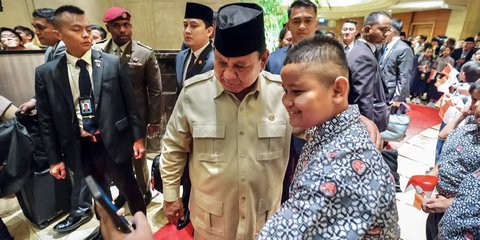 VIDEO: Langkah Presiden Prabowo Terhenti Hormat ke Siswa SD di Singapura