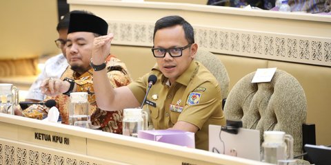 Wamendagri: Kepala Daerah Tertibkan Ormas Pakai Seragam Menyerupai TNI-Polri