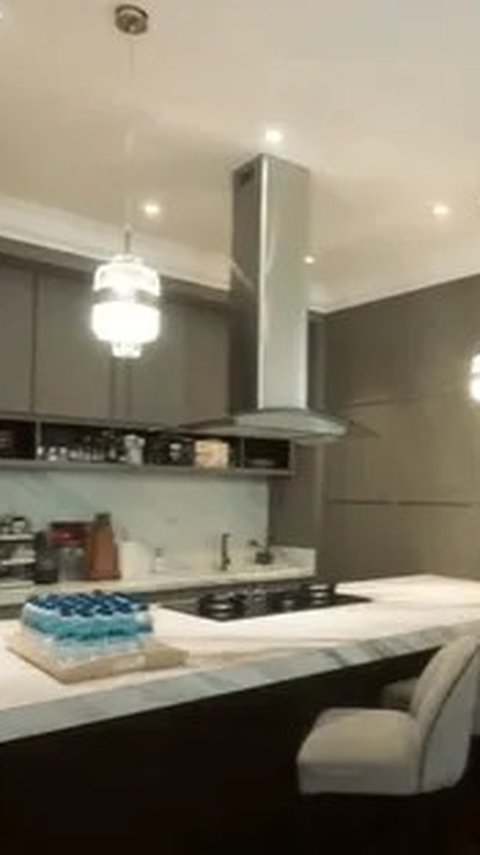 6 Potret Dapur Shireen Sungkar Modern & Elegan, Ada Sentuhan Tangan Irwansyah yang Bikin Makin Ciamik