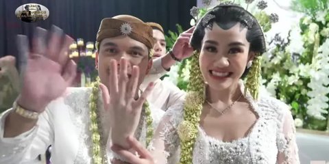 Viral Lagi, Potret Al Ghazali & Alyssa Daguise Ambil Ronce Melati Aaliyah Massaid - Kini Sudah Resmi Menikah