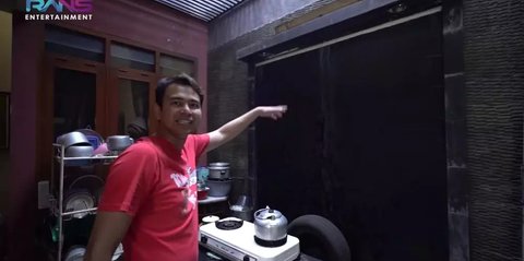 Seluas 1.000 Meter, 5 Potret Dapur Sederhana Rumah Masa Kecil Raffi Ahmad - Perabot Jadul & Masih Pertahankan Keasliannya