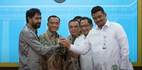 VIDEO: Ekspresi Muzakir Diajak Bobby Menantu Jokowi Salaman, Dasco Tepuk Tangan & Mendagri Senyum