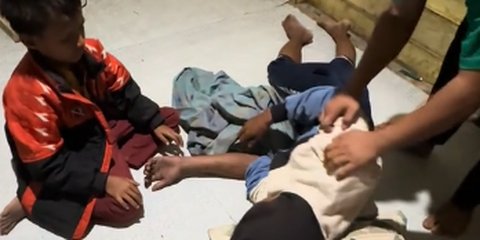 Tinggal Berdua di Rumah Sederhana, Bocah Laki-Laki Panik Nangis Minta Tolong ke Tetangga Ayahnya Dikira Wafat