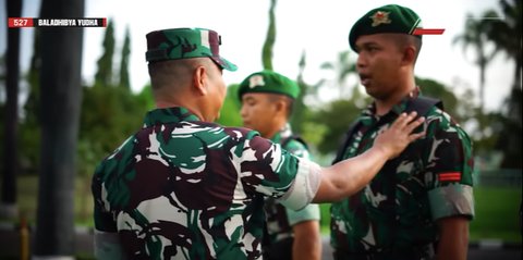 Saat Cek Anggota, Sang Kolonel Tiba-tiba Colek-colek Pipi Prajurit Sebut Tidak Lucu 'Menggemaskan Gitu Loh'