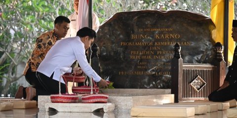 Gibran Ziarah ke Makam Bung Karno