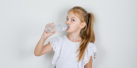Cara Buat Anak Mau Minum Air Putih: Trik Jitu, Botol Lucu Hingga Infused Water!