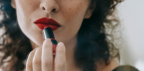 Tips Pilih Lipstick yang Tepat Sesuai Warna Kulit, Perhatikan Hal ini