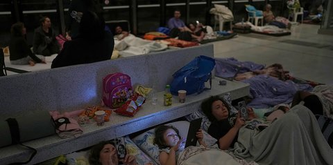 FOTO:  Potret Warga Bermalam di Stasiun Kereta Bawah Tanah, Berlindung Dari Serangan Udara Iran