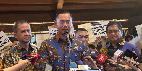 AHY Serahkan 1.120 Sertifikat Tanah untuk Transmigran di Sukabumi