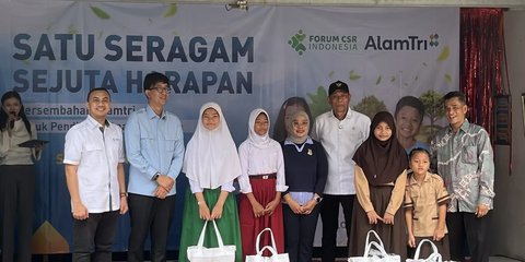 Kemensos Salurkan 10 Ribu Paket Seragam Senilai Rp 12 Miliar untuk Siswa SD Kurang Mampu di Indonesia