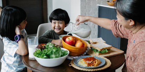 Jangan Asal Enak! Begini Cara Cerdas Membiasakan Anak Makan Sehat Lewat Camilan Bergizi