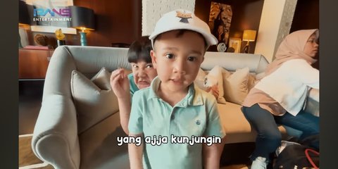 5 Potret Kece Rayyanza Pakai Topi Putih di Italia, Gemas Ngaku Mirip Dedi Mulyadi - Sus Rini Sampai Heran