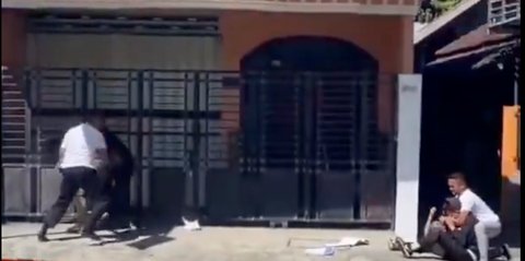 VIDEO: Mahasiswa Blitar Dipiting Paspampres Bentangkan Poster 'Omon-Omon' Demo Wapres Gibran