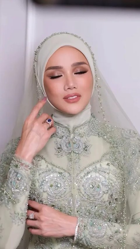 Potret Mulan Jameela Pakai Cincin Blue Sapphire di Berbagai Kesempatan, Pancarkan Kesan Glamor