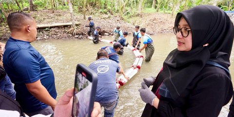 Bunga Desa di Kecamatan Songgon, Bupati Ipuk Pasang Trash Barier di Sungai