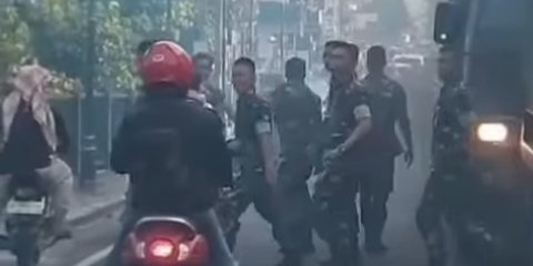 Rombongan Anggota TNI Langsung Loncat dari Truk Lihat Ormas Geber Motor Hingga Ngebul, Ini yang Terjadi