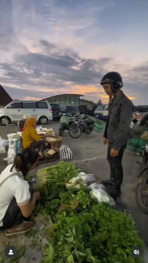 Kerja Keras, Anak Punk Jualan Sayur di Toko Pinggir Jalan Subuh-Subuh Belanja ke Pasar Tradisional