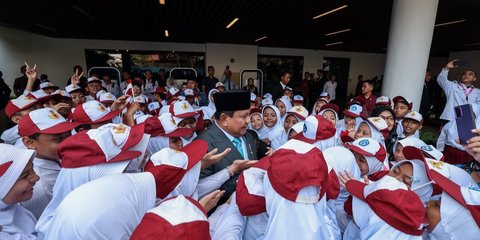 VIDEO: Prabowo Mendadak Panggil Guru, Beri 'Salam Tempel' Disambut Siswa SD di Hari Lahir Pancasila