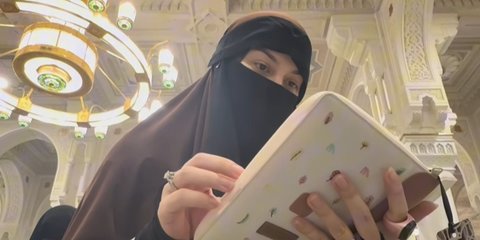 Potret Irish Bella di Tanah Suci, Kecantikan Tetap Terpancar Meski Wajah Tertutup Cadar - Ungkap Rasa Syukur