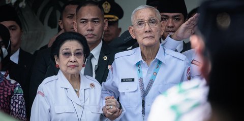 VIDEO: Adab Megawati Genggam Erat Jenderal Sepuh Try Sutrisno Berdiri saat Lagu Indonesia Raya