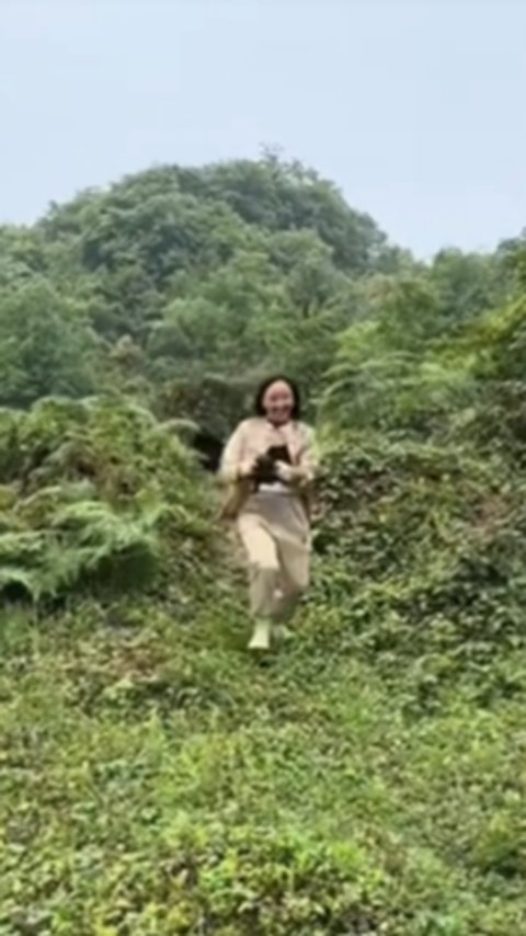 Cewek ini Berani Banget, Ambil Anak Babi Hutan dari Induknya Auto Dikejar-kejar Sampai jadi Sorotan