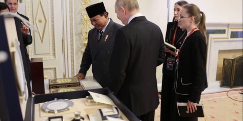 Momen Putin Beri Hadiah Pedang Perwira, Prabowo Balas dengan Keris Pattimura