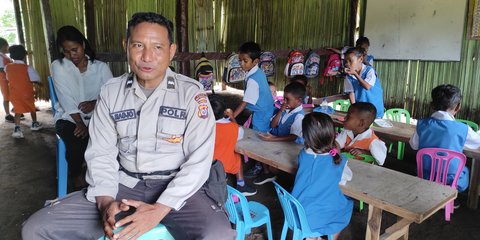 Kisah Aiptu Yeskiel Menyemai Harapan dalam Kesunyian di Pedalaman Desa