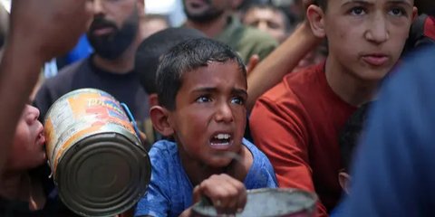 VIDEO Seorang Anak di Gaza Makan Pasir karena Kelaparan, 'Kami Tidak Punya Makanan, Kasihanilah Kami!'