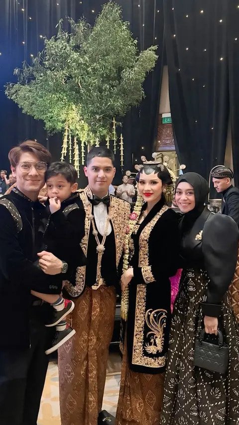 Blouse Lengan Balon Lesti Kejora di Kondangan Al Ghazali, Gaya Elegan Usia 25 Tahun ke Atas