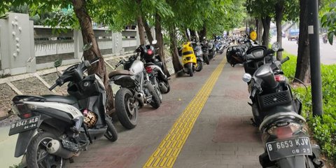 Pejalan Kaki Resah, Parkir Liar 'Menjajah' Trotoar di Jalan Kyai Tapa Bikin Sulit Lewat