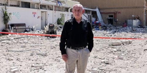 Netanyahu Kunjungi Lokasi Serangan Rudal Iran di Tel Aviv, Begini Ekspresi Wajahnya