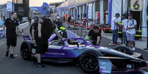 FOTO: Intip Kesibukan Paddock Tim Balap Formula E Jelang Adu Cepat di Jakarta E-Prix