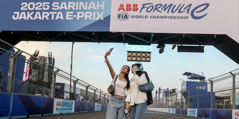 FOTO: Antusiasme Warga Saksikan Sesi Latihan Balap Formula E 2025 di Jakarta
